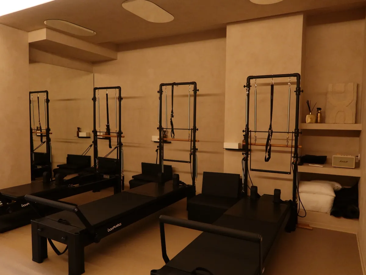 Sala de Pilates Reformer de Nudhe Studio con seis camas reformer con torre