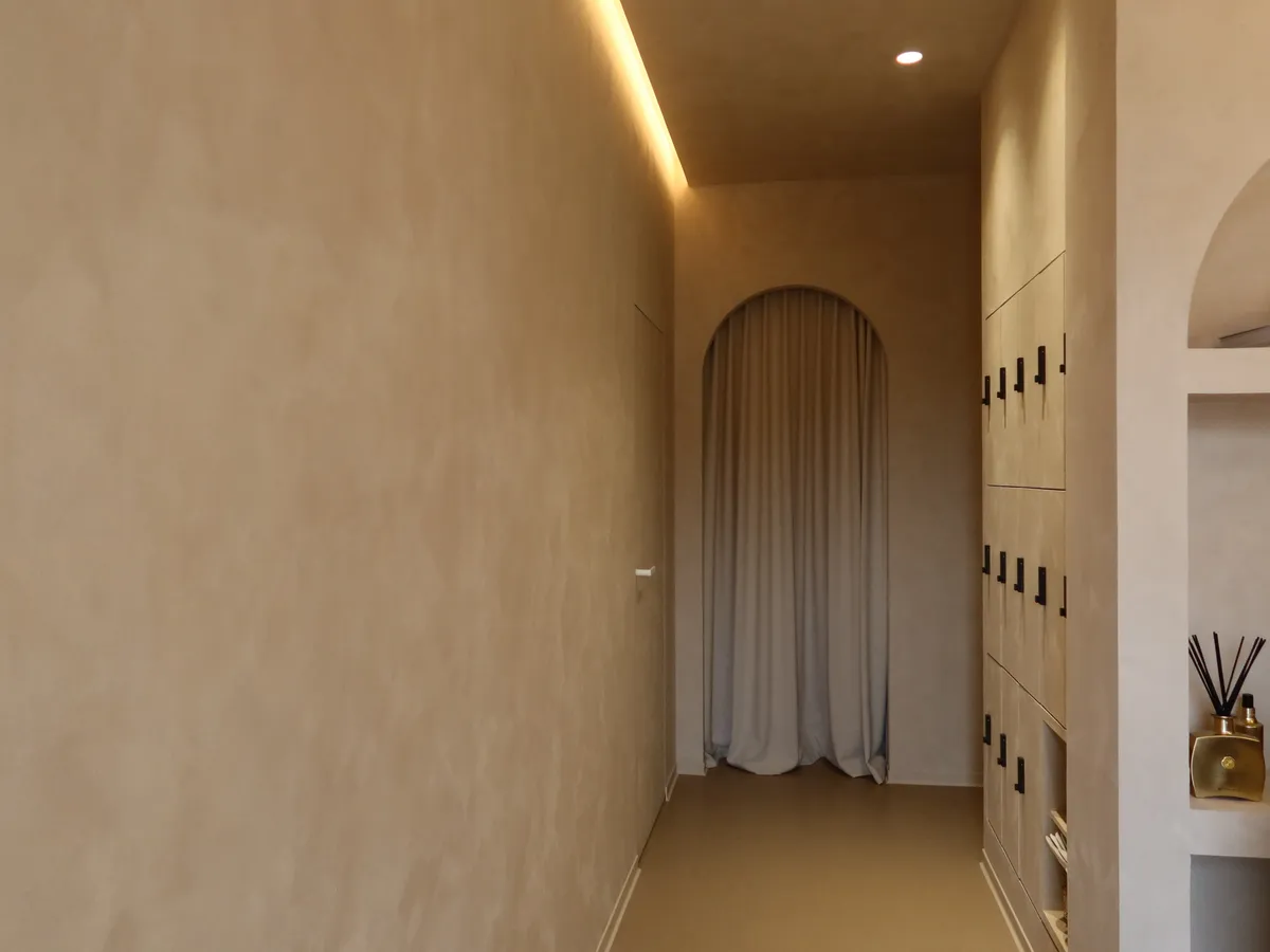 Vestuario de Nudhe Studio con taquillas individuales y acceso en arco